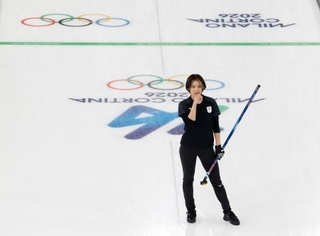 　日本-米国　第８エンドの最終ショット後、厳しい表情を見せる吉村。３点を奪われた＝コルティナダンペッツォ（共同）