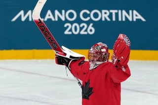 　アイスホッケー女子準々決勝でドイツを下し、喜ぶカナダのＧＫエメランス・マッシュマイヤー＝１４日、ミラノ（ＡＰ＝共同）