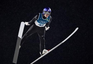 　男子個人ラージヒル　小林陵侑の１回目の飛躍＝プレダッツォ（共同）