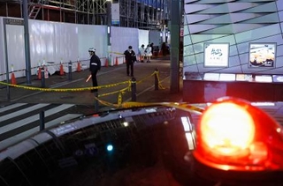 　３人が刺される事件があった大阪市中央区の現場付近＝１５日午前２時５５分