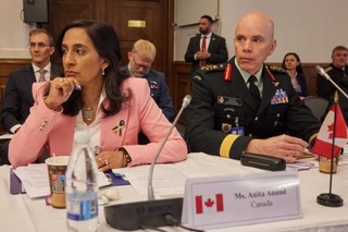 　カナダのウェイン・エア前参謀総長（手前右）＝２０２３年１月２０日、ドイツ西部のラムシュタイン米空軍基地（ゲッティ＝共同）