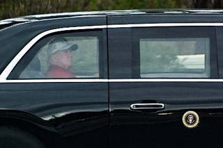 　米南部フロリダ州の私邸近くを走るトランプ氏の車列＝１５日（ＡＰ＝共同）