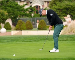 　最終ラウンド、２番でイーグルパットを決める久常涼。通算１８アンダーで８位＝ペブルビーチ・リンクス（共同）