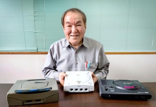 　セガ元社長の佐藤秀樹さんと、家庭用ゲーム機（同社提供）