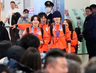 　羽田空港に帰国したスノーボード・ハーフパイプの戸塚優斗（左）ら＝１７日