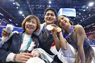 　ミラノ・コルティナ冬季五輪のフィギュアスケート・ペアで金メダルを獲得し、日本スケート連盟の小林芳子前フィギュア強化部長（左）と写真に納まる三浦璃来（右）と木原龍一＝１６日、イタリア・ミラノ（共同）