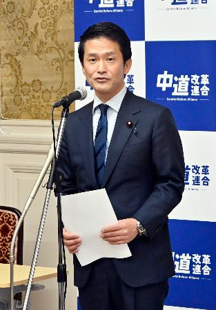 　中道改革連合の議員総会であいさつする小川淳也代表＝１８日午後０時２１分、国会