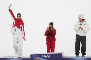 　１６日、フリースタイルスキー女子ビッグエア決勝で２位となった中国の谷愛凌（左）＝リビーニョ（ＡＰ＝共同）