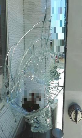 　男が美容サロンに侵入した箇所＝２０２５年９月、茨城県神栖市（県警提供、提供元が画面右上と下に画像加工しています）