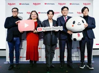 　記者会見で撮影に応じる楽天グループの三木谷浩史会長兼社長（右から２人目）、米グーグル日本法人の奥山真司代表（左端）ら＝１９日午前、東京都内