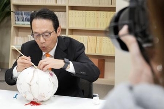 　ＳＮＳ向けの動画撮影で灯籠（ランタン）作りに挑戦する金杉憲治駐中国大使＝９日、北京（共同）