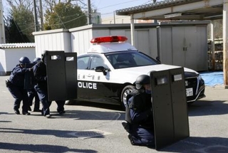 　銃を持った男が住宅に立てこもったとの想定で実施されたＭＩＴの訓練＝１９日午後、さいたま市