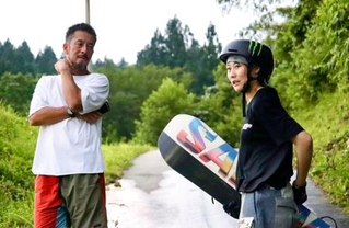 　村瀬心椛（右）とトレーナーの佐藤義人さん＝２０２４年８月、富山県立山町（佐藤さん提供）