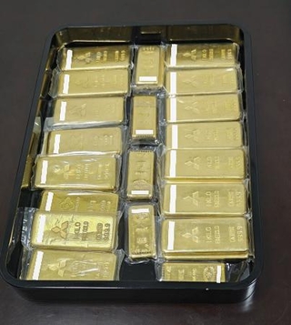 　大阪市に寄付された５億円相当の金地金（大阪市提供、シリアルナンバーを提供元が加工しています）