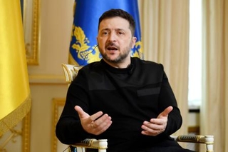 　共同通信の単独インタビューに応じるウクライナのゼレンスキー大統領＝１９日、キーウ（共同）