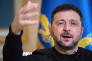 　ウクライナの首都キーウで共同通信と単独会見するゼレンスキー大統領＝１９日（共同）