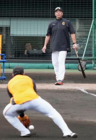 　石塚（手前）にノックする巨人・阿部監督＝那覇