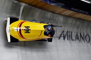 　ボブスレー女子２人乗り２回戦　滑走するノルテ、レビ組＝コルティナダンペッツォ（共同）