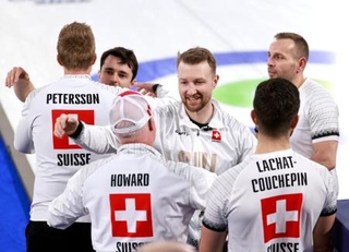 　銅メダルを獲得し、喜び合うスイス＝コルティナダンペッツォ（共同）