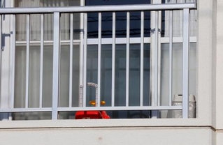 　次男を殺害した疑いで逮捕されたバングラデシュ国籍の母親らの集合住宅の部屋＝２１日午前９時５３分、群馬県館林市