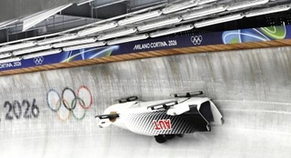 　ボブスレー男子４人乗り、コースで横転したオーストリアのそり＝２１日、コルティナダンペッツォ（ロイター＝共同）