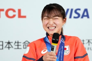 　銀メダル獲得から一夜明け、記者会見するフィギュアスケート女子の坂本花織＝２０日、イタリア・ミラノ（共同）