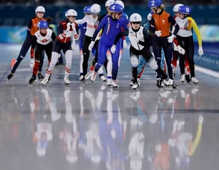 　女子マススタート決勝　スタートする佐藤綾乃（手前右から３人目）＝ミラノ（共同）