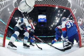 　アイスホッケー男子３位決定戦、第１ピリオドに先制ゴールを決めるフィンランドのセバスティアン・アホ（左）＝２１日、ミラノ（ロイター＝共同）