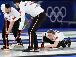 　英国との決勝でショットを放つカナダのケネディ（右）＝コルティナダンペッツォ（共同）