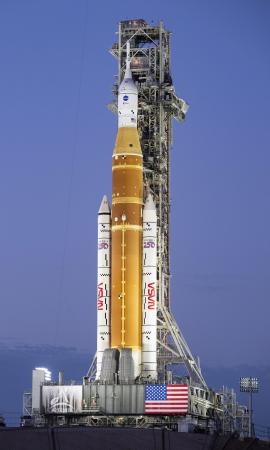 　月へ向かう宇宙船を搭載したロケット＝１月、米フロリダ州のケネディ宇宙センター（ＮＡＳＡ提供・共同）