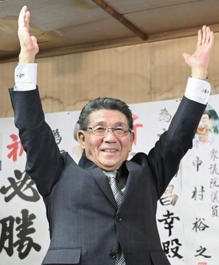 　北海道神恵内村長選で７選を確実にした高橋昌幸氏＝２２日午後、北海道神恵内村