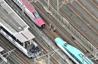 　連結が外れ、ＪＲ西日暮里駅付近に停車した東北新幹線の「はやぶさ・こまち２１号」＝２０２５年３月、東京都荒川区