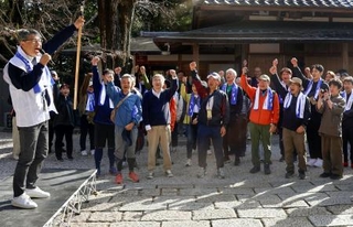 　「一日一斉おもてなし遍路道ウォーク」の出発式で気勢を上げる参加者＝２３日、高知市