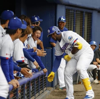 　３回、本塁打を放ちナインに迎えられる中日・サノー（右）＝アグレ北谷