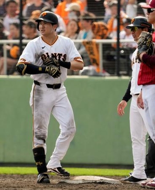 　８回、３安打目を放った巨人・泉口＝沖縄セルラー