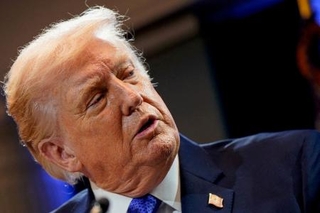 　米連邦最高裁の判決を受け、ホワイトハウスで記者会見するトランプ米大統領＝２０日、ワシントン（ロイター＝共同）