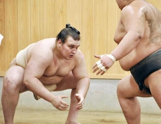 ぶつかり稽古で汗を流す安青錦（左）＝東京都江東区の安治川部屋