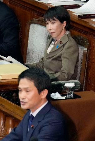 　衆院本会議で中道改革連合の小川代表（手前）の代表質問を聞く高市首相＝２４日午後