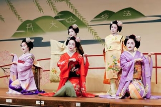 　「京おどり」のパンフレット撮影でポーズをとる舞妓たち＝２４日午前、京都市東山区