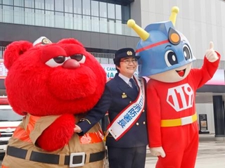 　一日消防署長を務めた人気お笑いコンビ「ハリセンボン」の近藤春菜さん＝２４日、東京都江東区