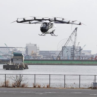 　デモ飛行するスカイドライブの機体＝２４日午前、東京都江東区