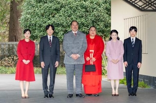 　トンガ皇太子夫妻と記念撮影される秋篠宮ご一家＝２４日、東京・元赤坂（宮内庁提供）