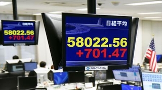 　上げ幅が一時７００円を超え、５万８０００円台を付けた日経平均株価を示すモニター。取引時間中の最高値を更新した＝２５日午前、東京都港区の外為どっとコム