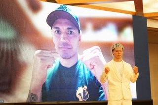 　リモートで記者会見に参加したフアンフランシスコ・エストラダとポーズをとるＷＢＣバンタム級２位の那須川天心＝２５日、東京都文京区