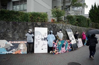 　京都大前の歩道に並べられたタテカン＝２５日午前、京都市左京区