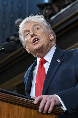 　一般教書演説するトランプ米大統領＝２４日、ワシントン（ロイター＝共同）