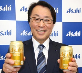 　ビールの新商品「アサヒゴールド」を手にするアサヒの松山一雄社長＝２５日午後、東京都中央区