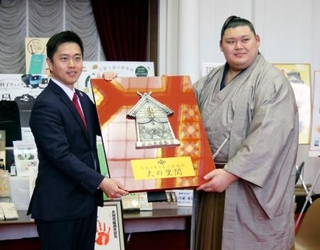 　大阪府の吉村洋文知事（左）から記念の盾を受け取る横綱大の里＝２５日、大阪府庁