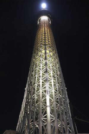 　エレベーターが急停止した東京スカイツリー＝２２日夜、東京都墨田区