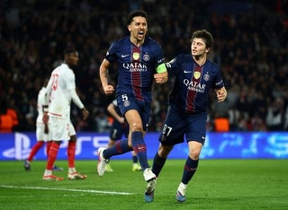 　モナコ戦でゴールを決め喜ぶパリ・サンジェルマンのマルキーニョス（中央）＝パリ（ロイター＝共同）